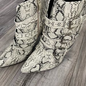 Never Worn Cream & Black Snakeskin Ankle Boots buckle accents zipper closure 6.5